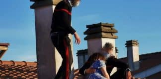 Policiais sobem no telhado para persuadir e salvar o jovem do suicídio: “Vamos abraçar sua dor”