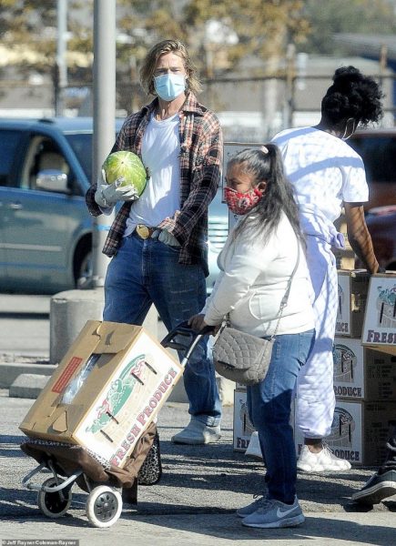 revistapazes.com - Brad Pitt entrega alimentos para pessoas necessitadas durante a pandemia