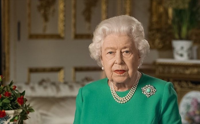 Gafe do século: o dia em que turistas americanos perguntam a Elizabeth II se ela conhece a rainha