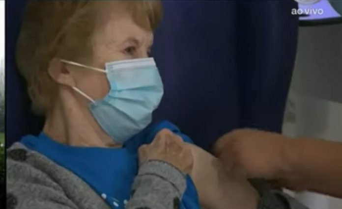 Senhora de 90 anos é a primeira a ser vacinada contra Covid-19 no Reino Unido