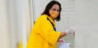 Professora se veste de carteira e leva cartinhas aos alunos: ‘Não aguentava mais a saudade’