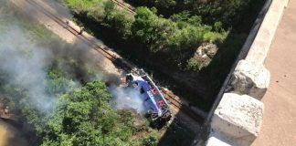 URGENTE – Ônibus de turismo cai de viaduto na BR-381 de altura 15 metros, em Minas Gerais