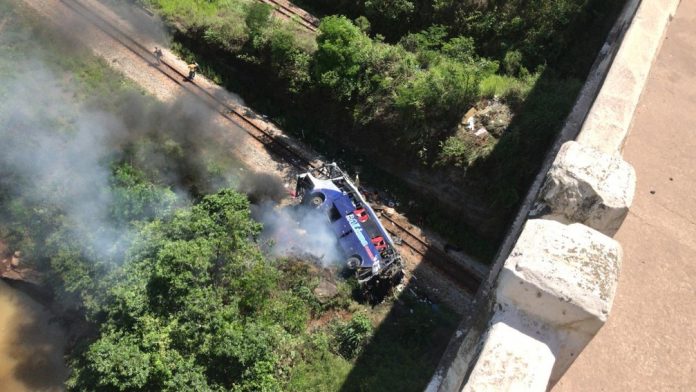 URGENTE – Ônibus de turismo cai de viaduto na BR-381 de altura 15 metros, em Minas Gerais