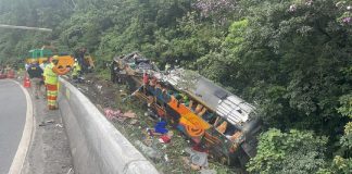 Acidente grave com ônibus deixa 14 mortos e 32 feridos na BR-376, em Guaratuba