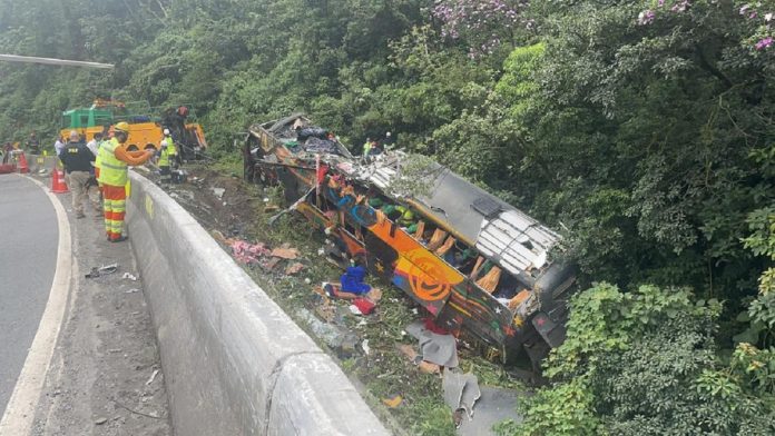 Acidente grave com ônibus deixa 14 mortos e 32 feridos na BR-376, em Guaratuba