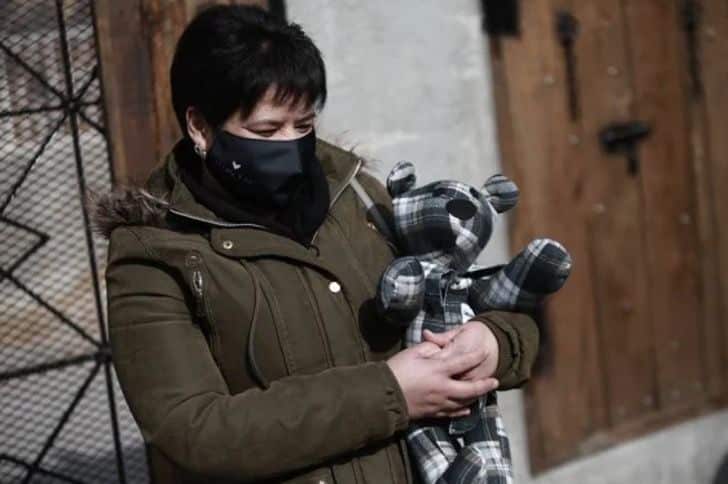 revistapazes.com - Idosa faz ursos de pelúcia com roupas de vítimas da COVID-19