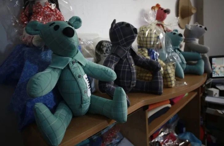 revistapazes.com - Idosa faz ursos de pelúcia com roupas de vítimas da COVID-19