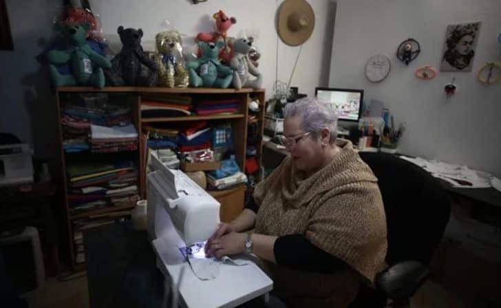 revistapazes.com - Idosa faz ursos de pelúcia com roupas de vítimas da COVID-19