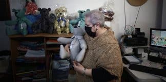 Idosa faz ursos de pelúcia com roupas de vítimas da COVID-19
