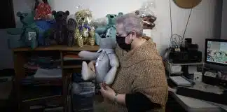 Idosa faz ursos de pelúcia com roupas de vítimas da COVID-19