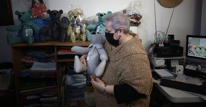Idosa faz ursos de pelúcia com roupas de vítimas da COVID-19