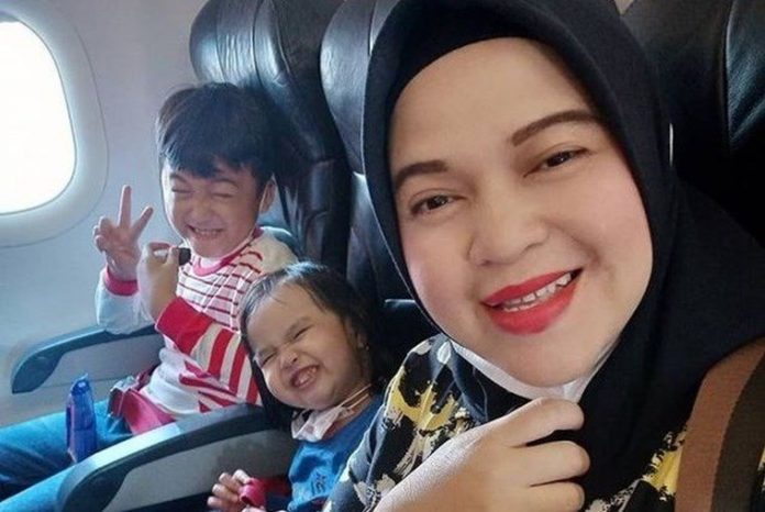 Mãe posta foto ao lado dos filhos no avião minutos antes da queda da aeronave