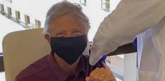 Bill Gates recebe primeira dose de vacina contra a covid-19