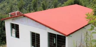 Empresário constrói casas populares com lixo reciclável em apenas 7 dias