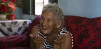 Senhora de 108 anos abre mão da vacina contra COVID-19 e dá vez ao próximo no RJ