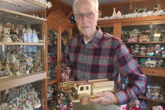 Idoso de 94 anos faz mais de 300 brinquedos por ano para crianças carentes