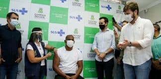 Técnico de enfermagem que dormia no terraço para proteger a mãe é vacinado