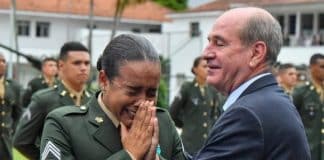 Garota de 19 anos chora ao se formar como sargento: “Deus me deu uma profissão honrosa”