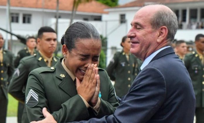 Garota de 19 anos chora ao se formar como sargento: “Deus me deu uma profissão honrosa”