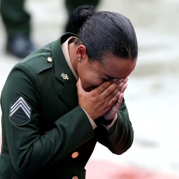 revistapazes.com - Garota de 19 anos chora ao se formar como sargento: "Deus me deu uma profissão honrosa"