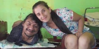 Sem braços nem pernas, é assim que esse pai cria as filhas sozinho: “Ele é o melhor pai do mundo”