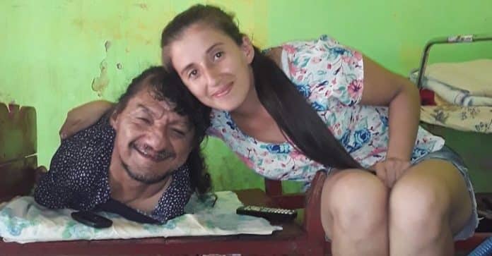 paicapa Sem braços nem pernas, é assim que esse pai cria as filhas sozinho: “Ele é o melhor pai do mundo”