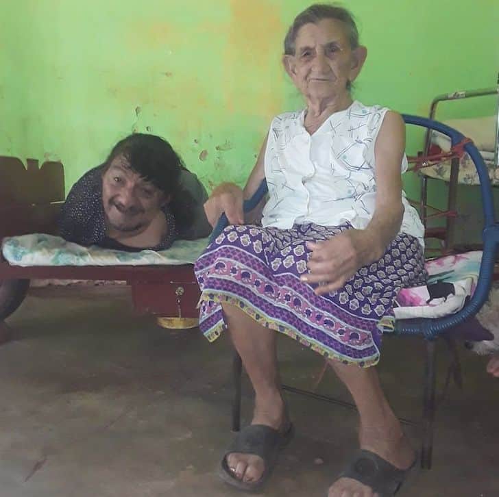 Sem braços nem pernas, é assim que esse pai cria as filhas sozinho: "Ele é o melhor pai do mundo" revistapazes.com - Sem braços nem pernas, é assim que esse pai cria as filhas sozinho: "Ele é o melhor pai do mundo"