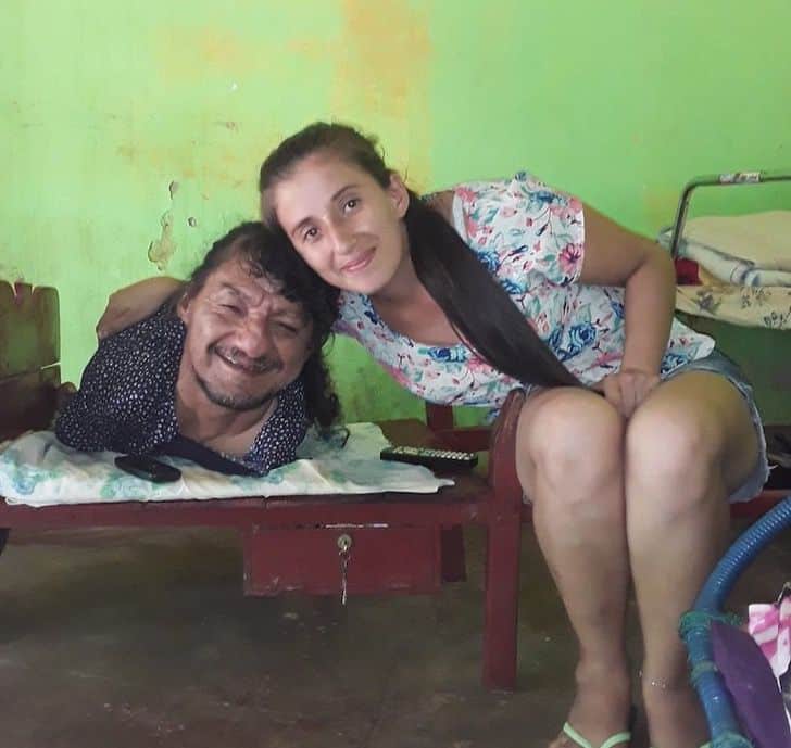 Sem braços nem pernas, é assim que esse pai cria as filhas sozinho: "Ele é o melhor pai do mundo" revistapazes.com - Sem braços nem pernas, é assim que esse pai cria as filhas sozinho: "Ele é o melhor pai do mundo"