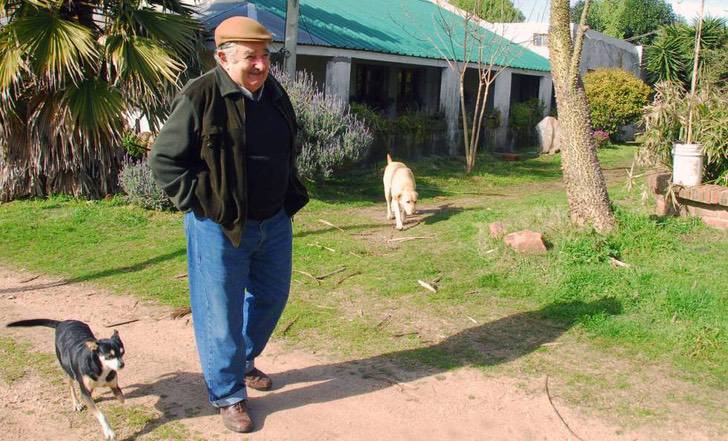revistapazes.com - Ex-presidente do Uruguai pede pra ser enterrado com sua cachorra. Foram 22 anos de amor