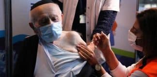 Sobreviventes do Holocausto são vacinados contra COVID-19