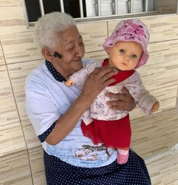 Senhora se vacina contra COVID-19 e pede para que sua filha boneca seja vacinada também revistapazes.com - Senhora se vacina contra COVID-19 e pede para que sua filha boneca seja vacinada também