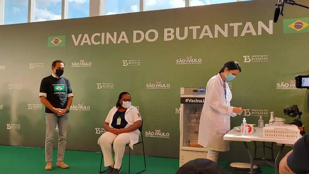 Governo de SP aplica 1ª dose da CoronaVac antes do início do plano nacional de vacinação revistapazes.com - Governo de SP aplica 1ª dose da CoronaVac antes do início do plano nacional de vacinação