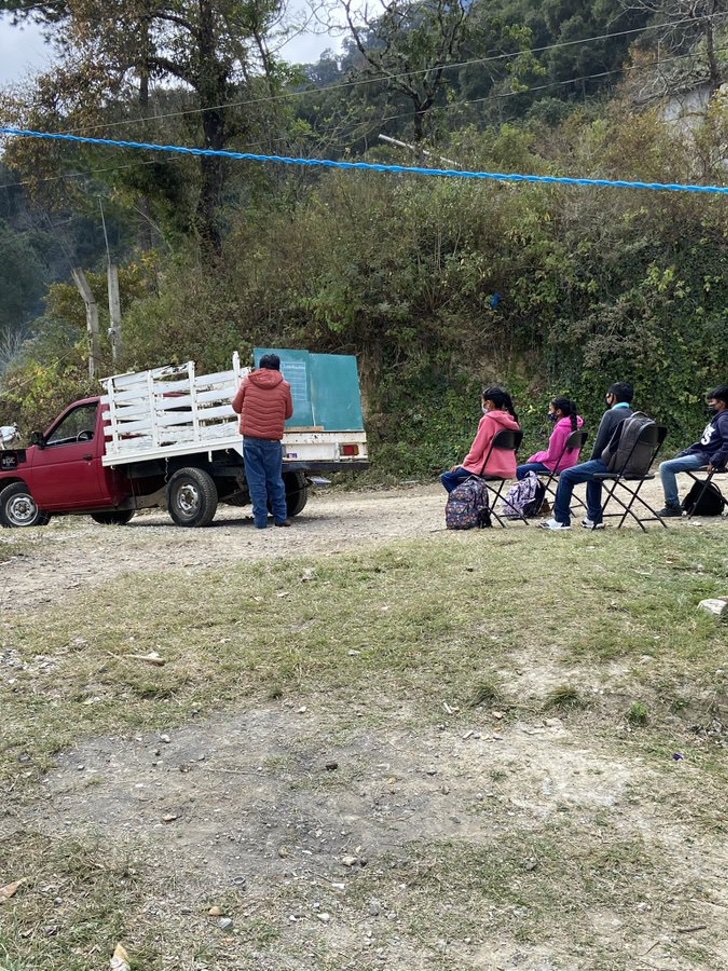 revistapazes.com - Professor rural pendura uma lousa em seu caminhão para poder dar aulas