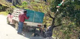 Professor rural pendura uma lousa em seu caminhão para poder dar aulas