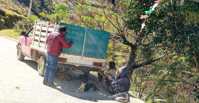 Professor rural pendura uma lousa em seu caminhão para poder dar aulas