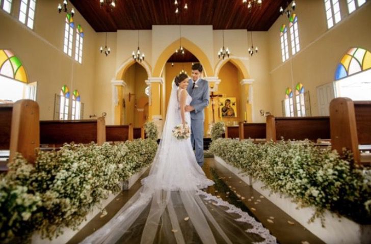 revistapazes.com - O padre oficializou o casamento em linguagem de sinais para um casal surdo