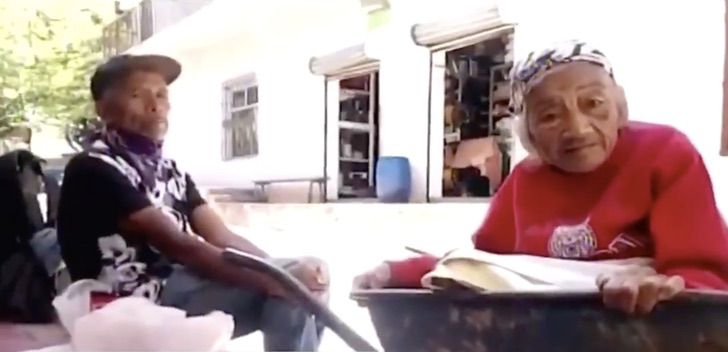 revistapazes.com - Filho leva sua mãe de 100 anos em um carrinho de mão para vaciná-la