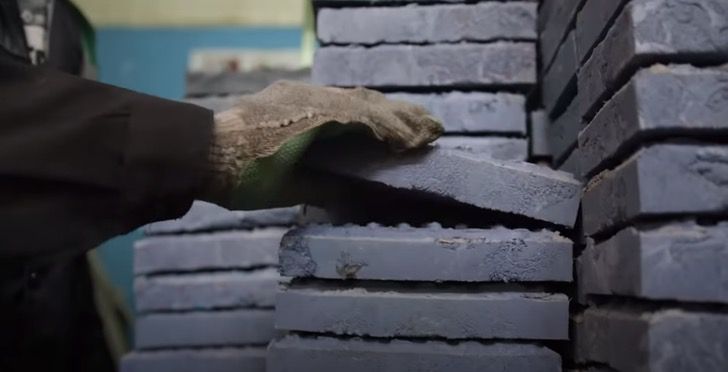 revistapazes.com - Queniana consegue transformar plástico em tijolos eficazes