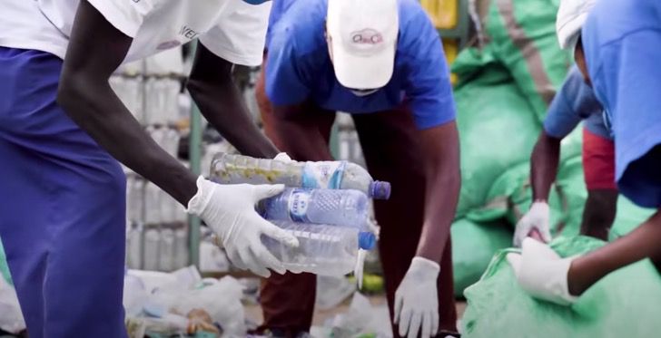 revistapazes.com - Queniana consegue transformar plástico em tijolos eficazes