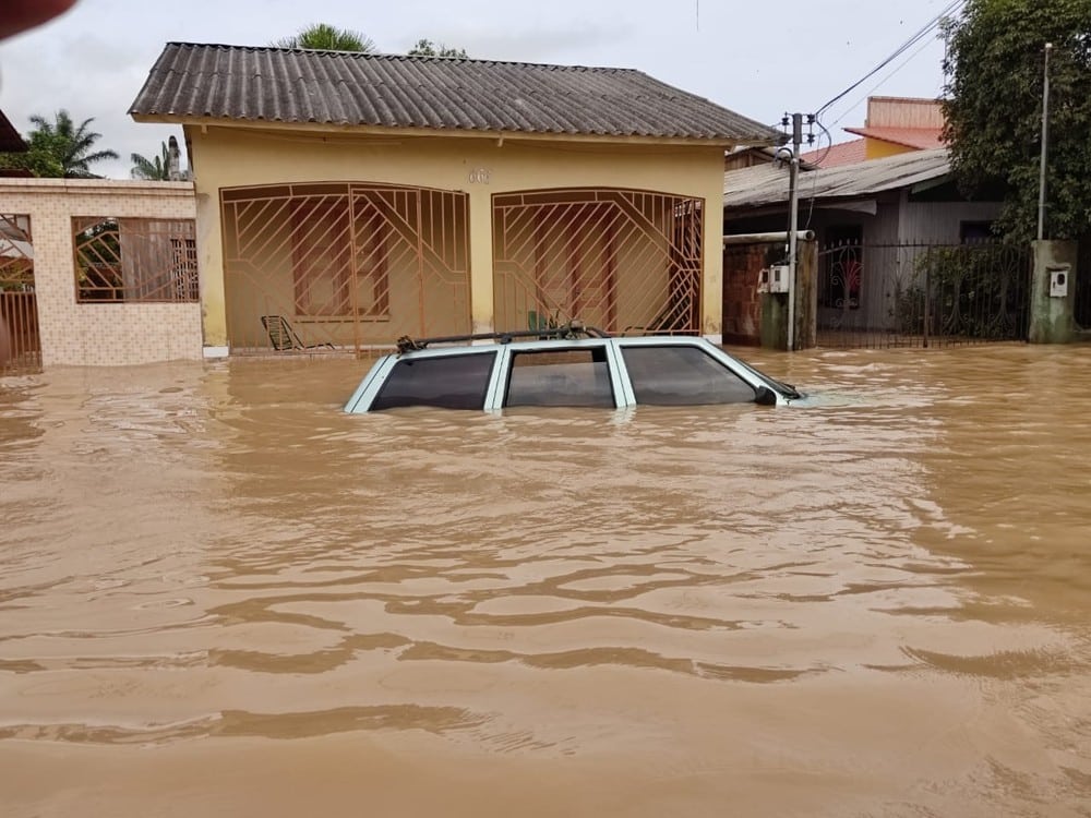 revistapazes.com - Em meio da cheia de rio, médico atende bebê dentro da água