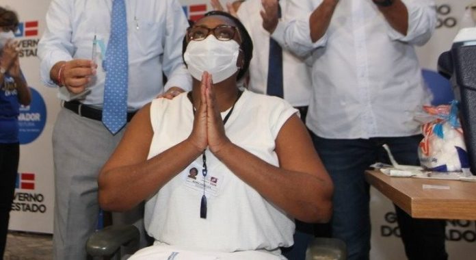 Primeira vacinada na Bahia, enfermeira é internada com covid