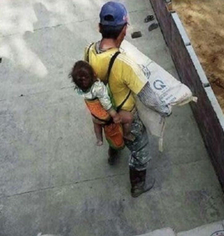 revistapazes.com - Pai viúvo carrega filho enquanto trabalha em construção
