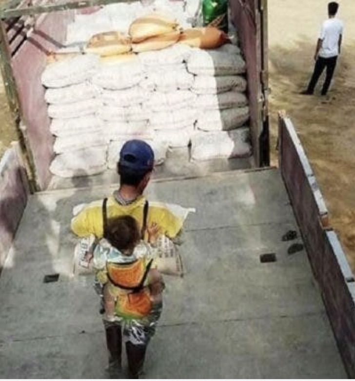 revistapazes.com - Pai viúvo carrega filho enquanto trabalha em construção