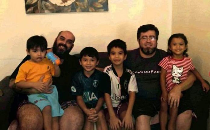 “Eles serão nossos filhos para sempre”: casal homossexual adota 4 crianças de um abrigo na Amazônia