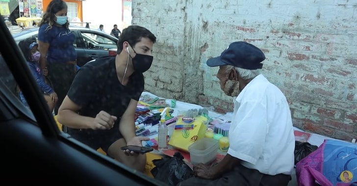 revistapazes.com - Youtuber comprou toda a mercadoria de um homem de 93 anos que não tinha vendido nada