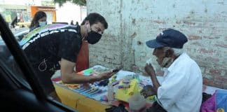 Youtuber comprou toda a mercadoria de um homem de 93 anos que não tinha vendido nada