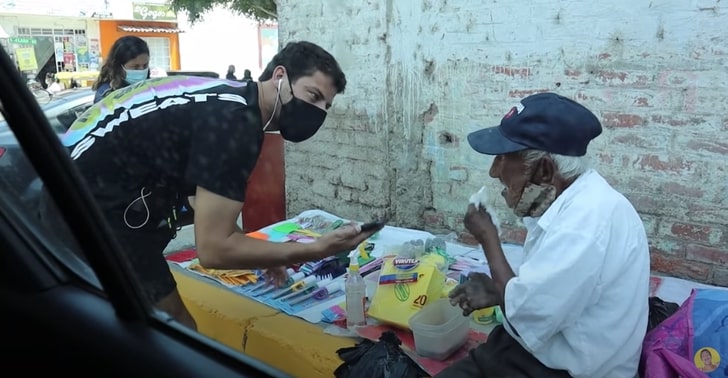 revistapazes.com - Youtuber comprou toda a mercadoria de um homem de 93 anos que não tinha vendido nada