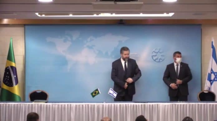 Ministro Ernesto Araújo é repreendido por não usar máscara em Israel