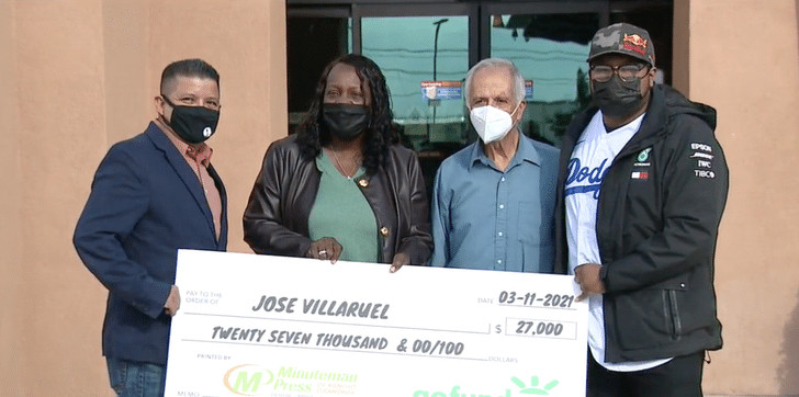 revistapazes.com - Professor de 77 anos que mora em seu carro recebe cheque de 27 mil d&oacute;lares arrecadados por ex-aluno