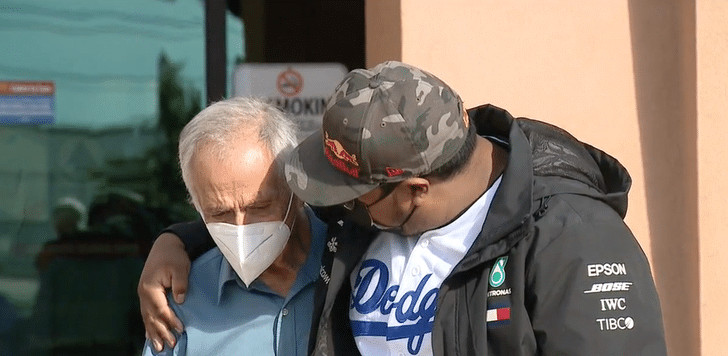 revistapazes.com - Professor de 77 anos que mora em seu carro recebe cheque de 27 mil d&oacute;lares arrecadados por ex-aluno